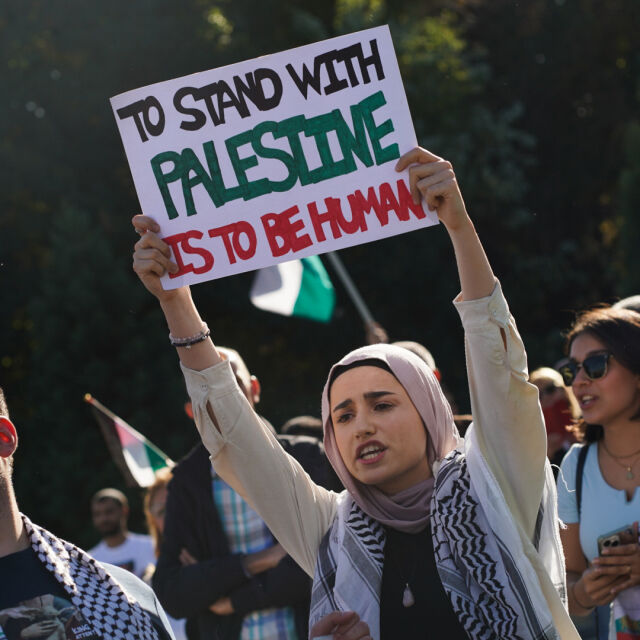 Въпреки забраната: Хора се събраха пред НДК в подкрепа на Палестина