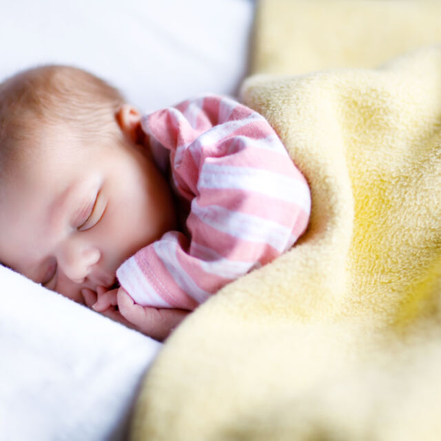 При минусови температури: Новородено бебе е намерено в пазарска чанта в Лондон
