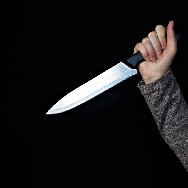 При пиянски скандал: Син намушка баща си с кухненски нож