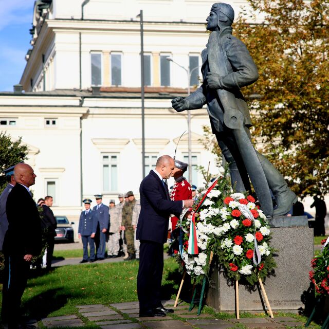 Президентът Радев почете паметта на загиналите за родината летци и парашутисти