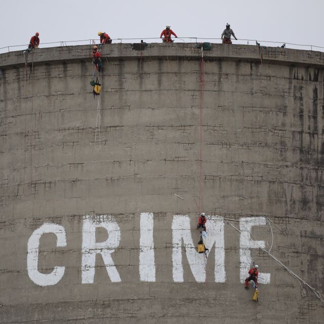 „Окупираната кула“: Активистите на „Грийнпийс“ написаха „престъпление“ на ТЕЦ „Марица 3“
