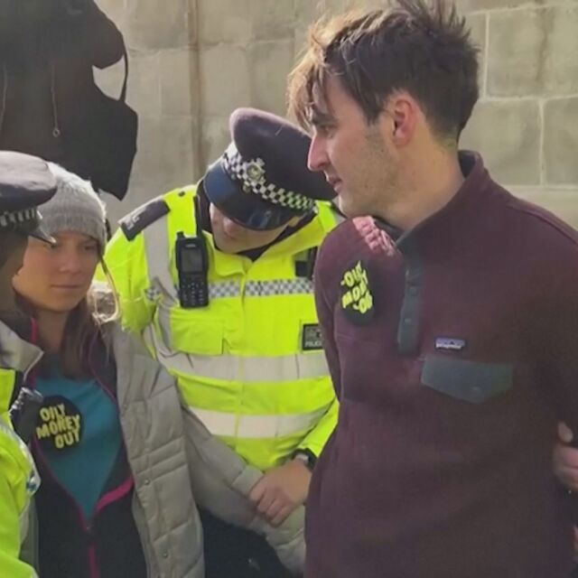 Арестуваха Грета Тунберг на протест в Лондон (ВИДЕО)