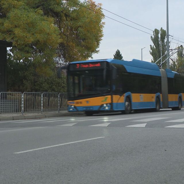 Градски автобус удари жена на пешеходна пътека в София