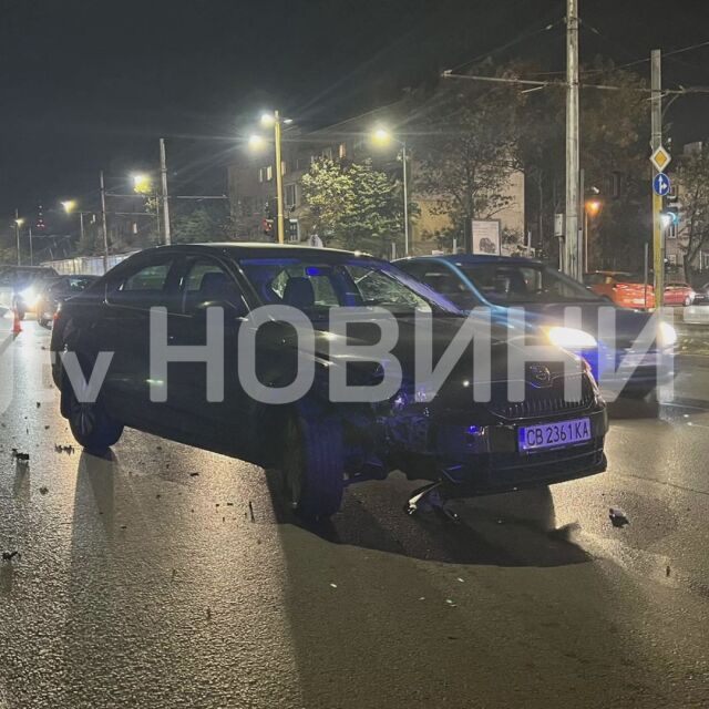 Тежък инцидент в София: Автомобил блъсна човек на пешеходна пътека (СНИМКИ)