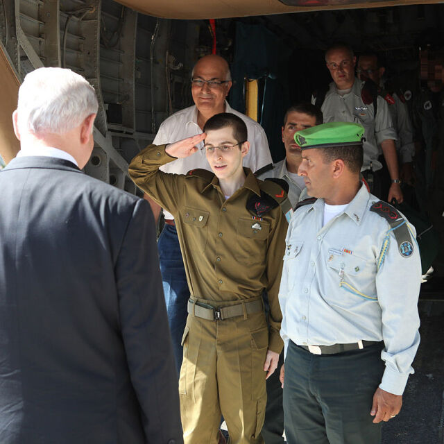През 2011 г. Израел разменя 1027 палестински затворници срещу един свой войник
