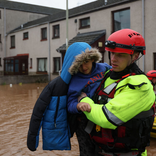 Източна Шотландия е под вода след бурята „Бабет“ (ВИДЕО и СНИМКИ)