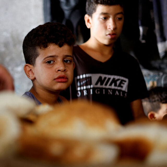 „Войната е поражение“: Изправени пред свършващи запаси, стотици палестинци чакат с часове за хляб
