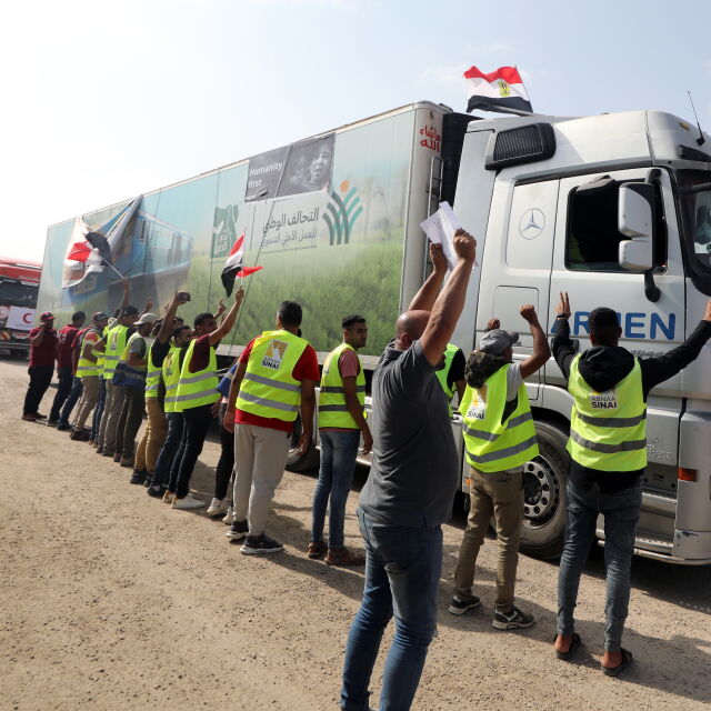 Втори конвой с 14 камиона с помощи влезе в Газа (СНИМКИ и ВИДЕО)