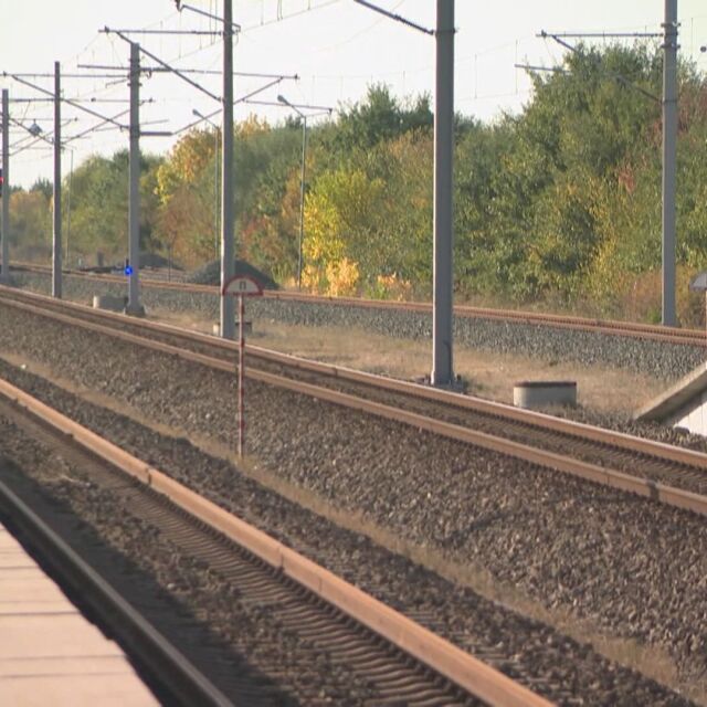 На косъм от трагедия: Как два влака с 200 пътници едва не се сблъскаха?