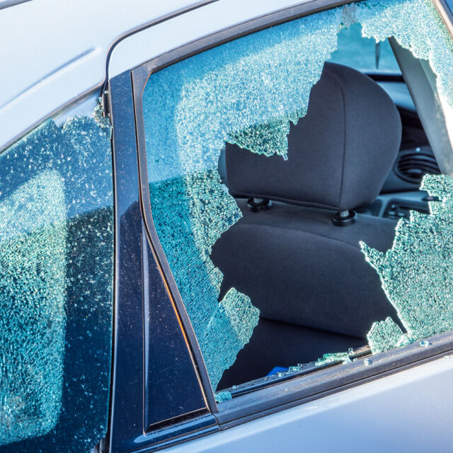 Агресия на пътя: Шофьор счупи с юмрук стъклото на друг заради спор за изпреварване (СНИМКИ и ВИДЕО)