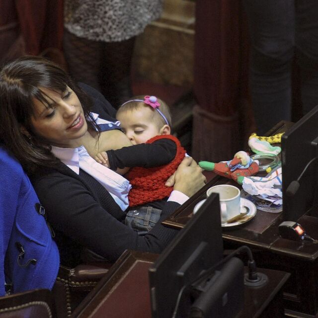  „Покрийте гърдите си!“ – реакциите, след като депутатка накърми бебето си в парламента