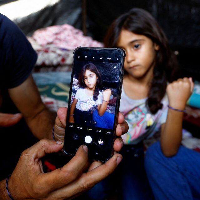 „Ако нещо се случи, така ще ги разпозная“: Палестинец слага гривни на децата си, ако бъдат убити (СНИМКИ и ВИДЕО)