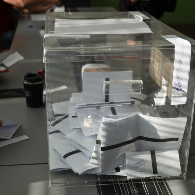 Лют скандал в Буковлък: Кандидат-кмет твърди, че член на СИК показвал за кого да се гласува