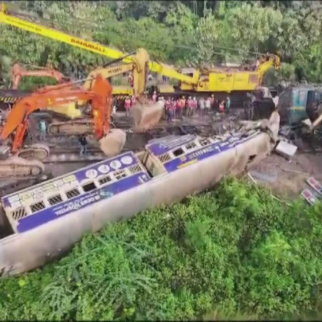 13 души са загинали при влакова катастрофа в Индия (ВИДЕО)