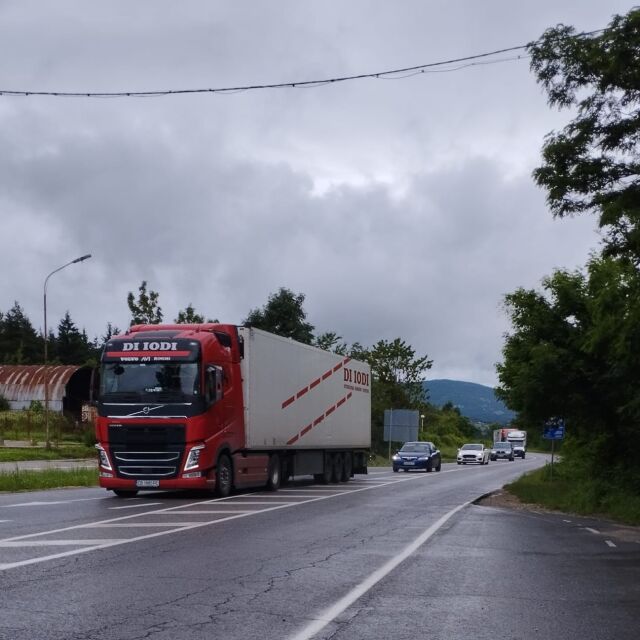  Спират придвижването на тирове през прохода „ Петрохан “ 