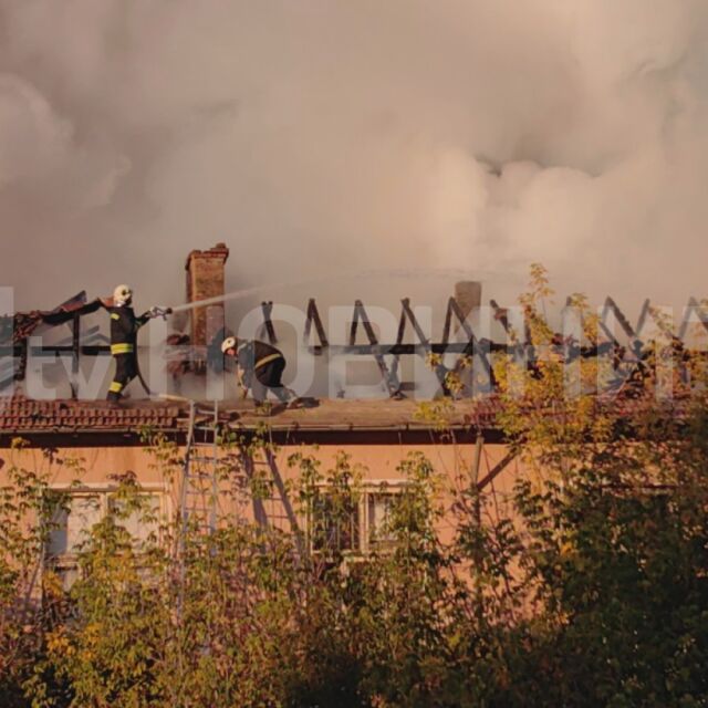 Пожар пламна в бивше училище в с. Червена вода (СНИМКИ)