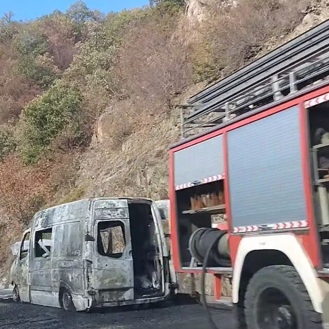 Микробус се самозапали при движение и изгоря напълно между Велинград и Варвара (ВИДЕО)