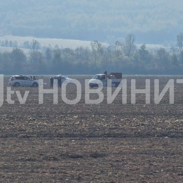 Двама парашутисти паднаха край с. Литаково, единият загина