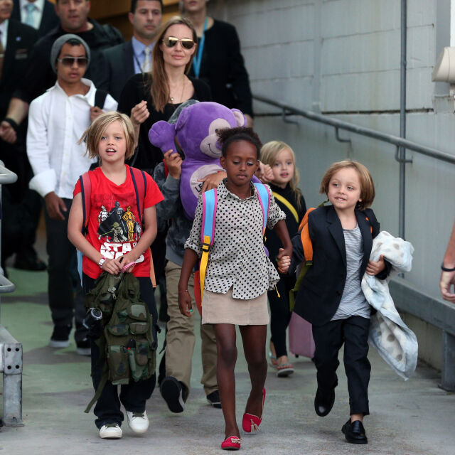 Как изглежда Анджелина Джоли на път със семейството