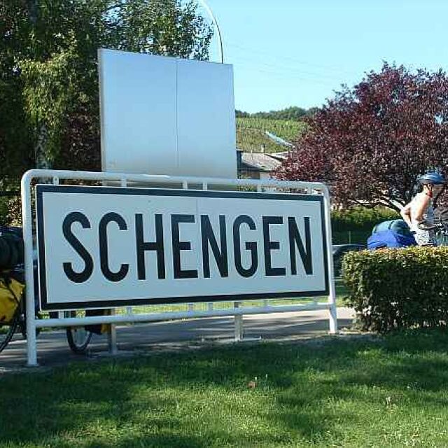 Българският и румънският премиери обсъждат напредъка по пътя към Шенген