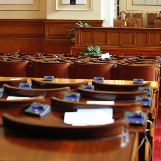 Десет депутати се отказват от парламента