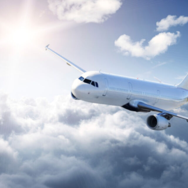 Как да пътуваме евтино из света със самолет
