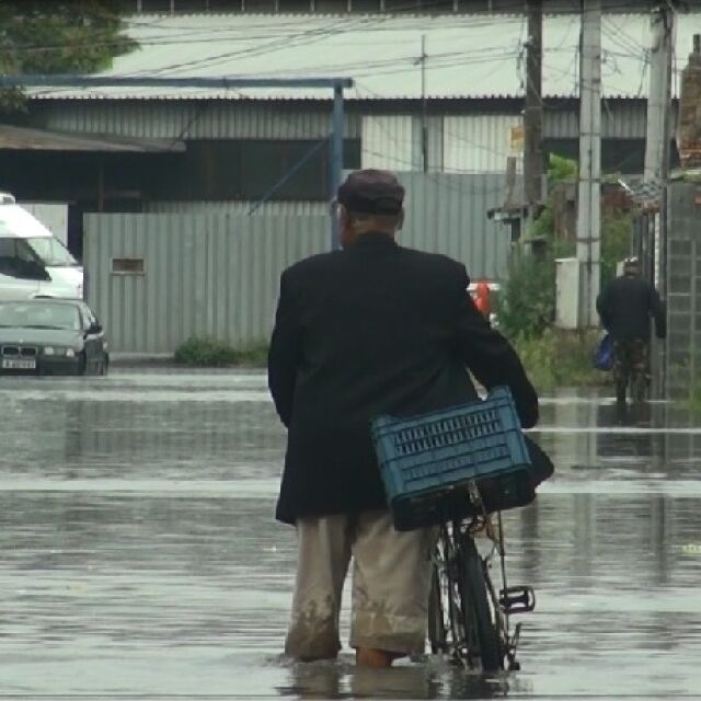 Червени кодове за високи речни води в страната