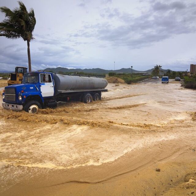 Мексико започна да транспортира туристите, блокирани след урагана "Одил"