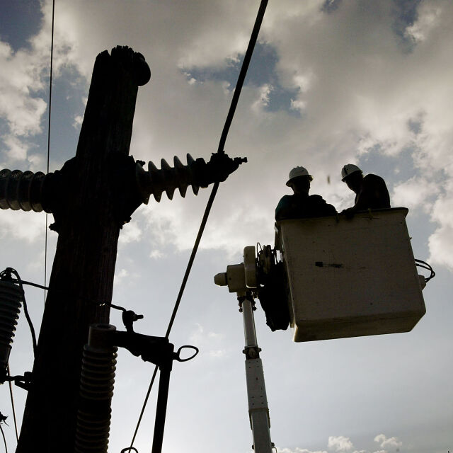Валежи и силен вятър създадоха проблеми с електрозахранването в Шумен и Търговище