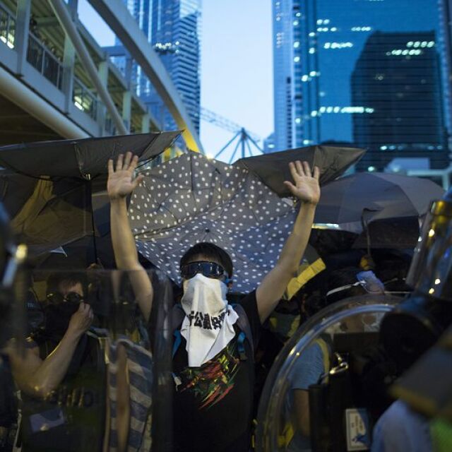 Полицията на Хонконг разгони протестиращи със сълзотворен газ