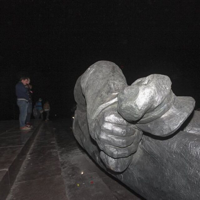 Събориха още два паметника на Ленин в Украйна (ВИДЕО)