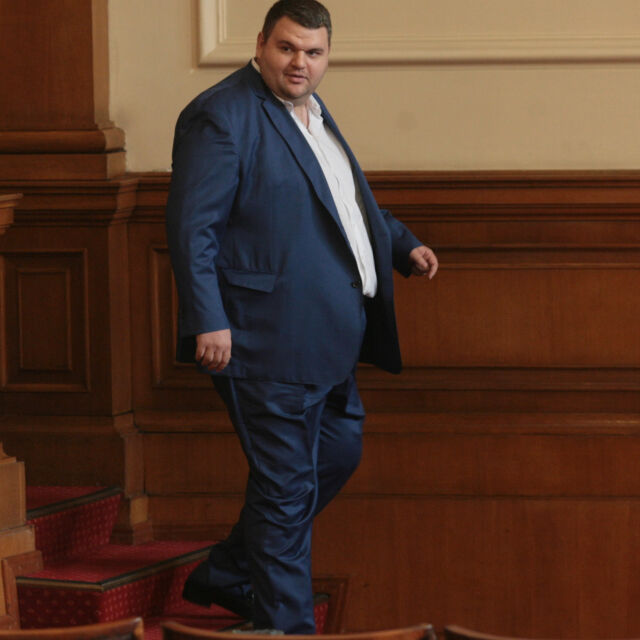 Депутатът от ДПС Делян Пеевски на влизане в НС: Ето, тук съм