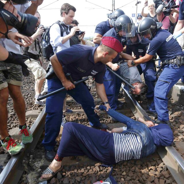 Унгарската полиция спря влак за Австрия, за да свали мигрантите от него (СНИМКИ И ВИДЕО)