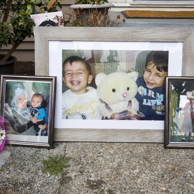 Погребаха 3-годишния Айлян, братчето и майка му 