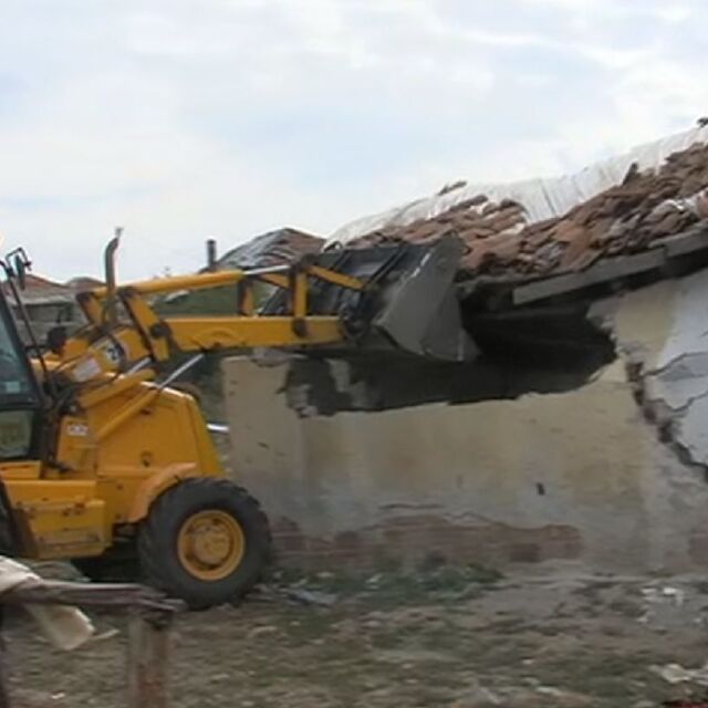 Роми сами събориха две къщи в Гърмен, заплашват с протест