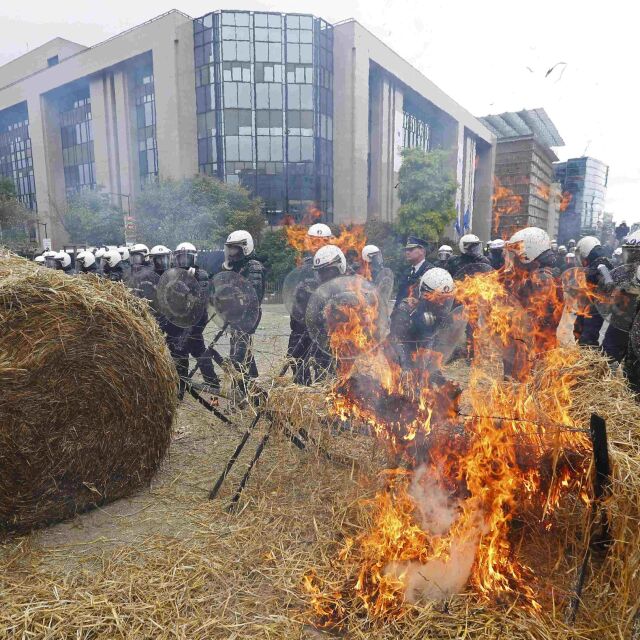 Подпалена слама и яйца срещу полицията в Брюксел на фермерския протест (СНИМКИ)