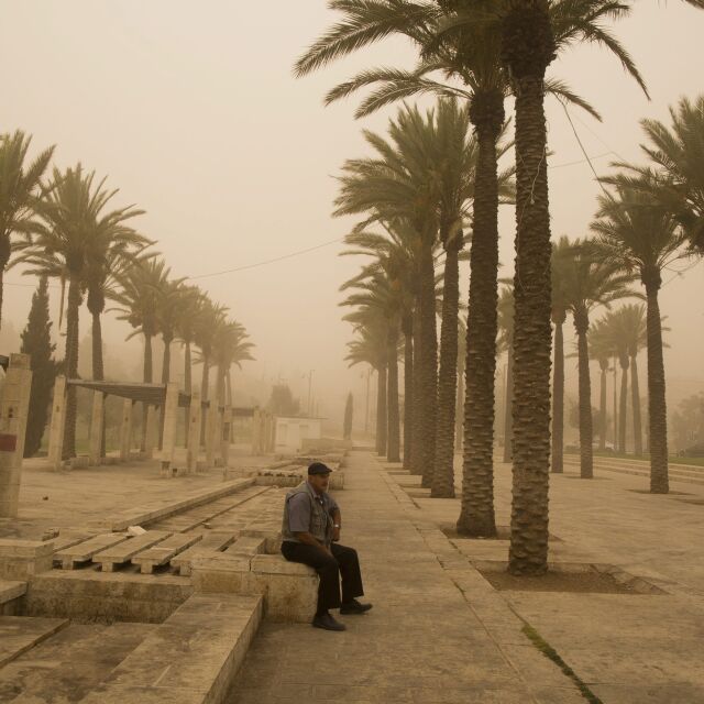 Смъртоносна пясъчна буря връхлетя Близкия изток (СНИМКИ И ВИДЕО)