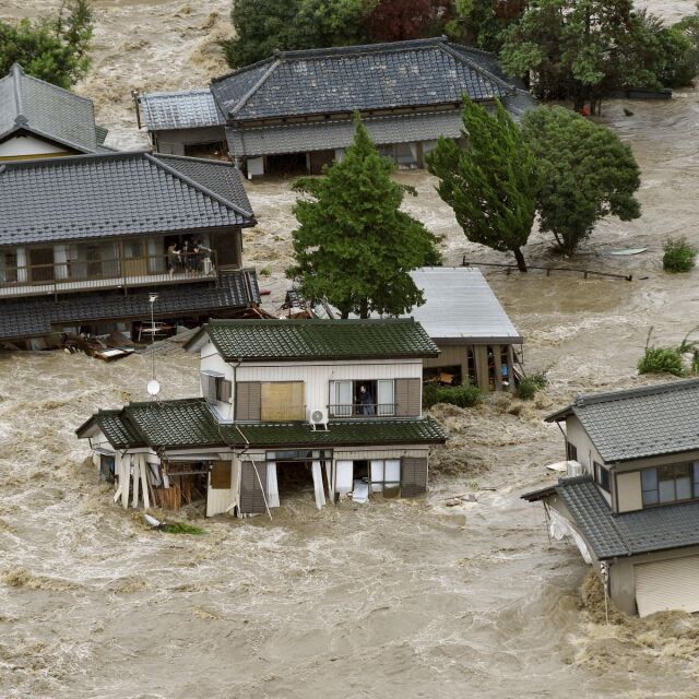 Къщи по течението: Унищожителни наводнения евакуираха част от Япония (ВИДЕО и СНИМКИ)