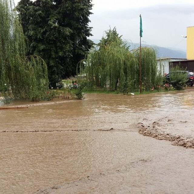 Десетки наводнени къщи и дворове в карловски села (СНИМКИ)