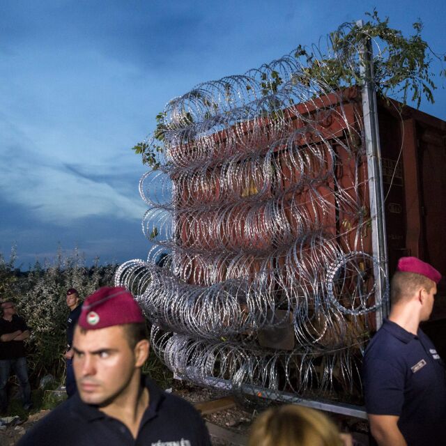 Унгария сложи вагон с бодлива тел на границата със Сърбия 