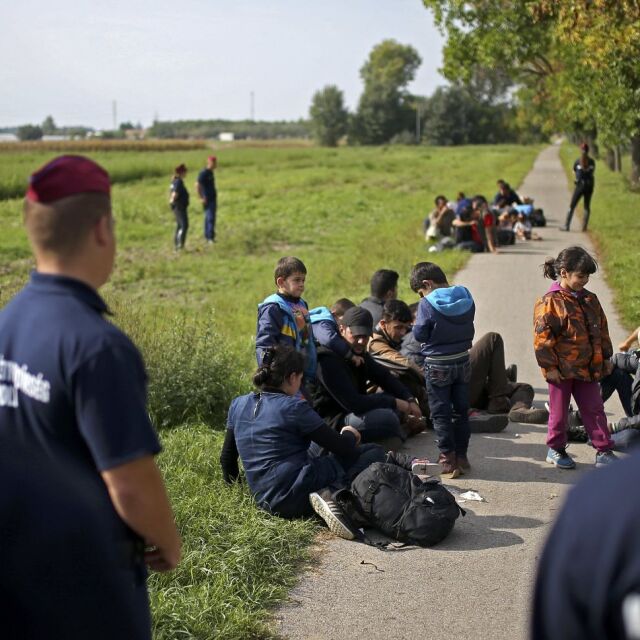 Имигранти прерязаха оградата от бодлива тел на границата на Унгария