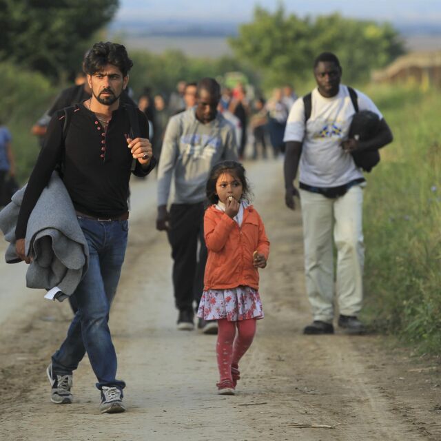 Хърватия връща бежанци към Унгария, обмислят затваряне на границата