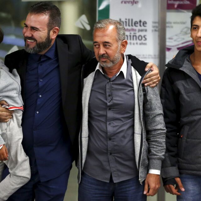 Спънатият от операторка бежанец става футболен треньор в Испания