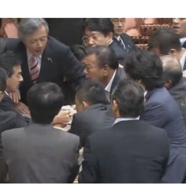 Бой в японския парламент заради спорен законопроект