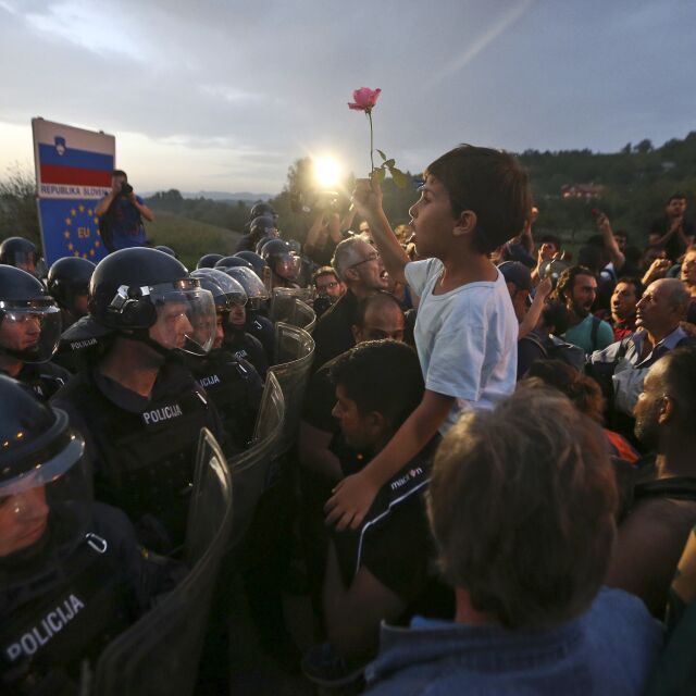 Спокойствие след сблъсъците между бежанци и полиция на няколко граници
