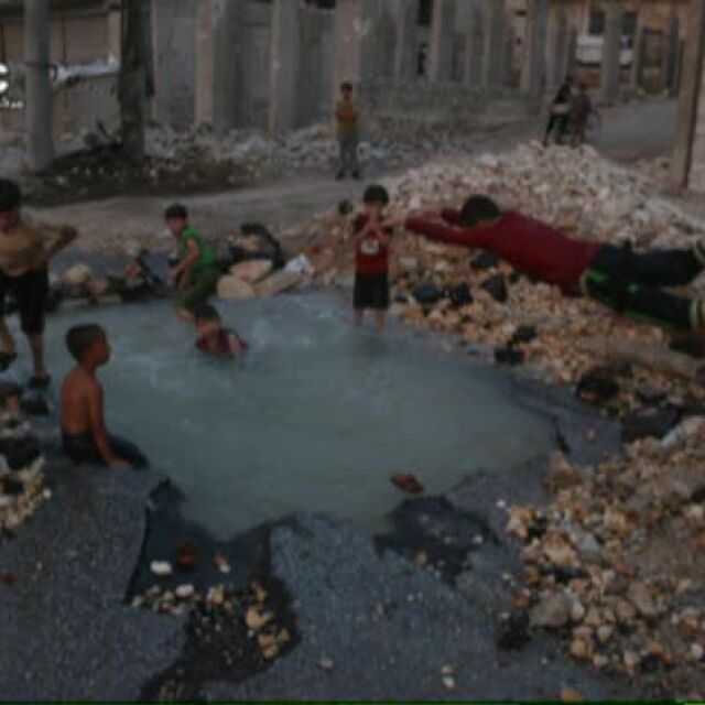 Сирийски деца си направиха басейн в бомбен кратер (СНИМКИ)