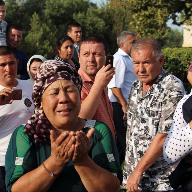 Хиляди жители на Ташкент изпратиха траурния кортеж на Ислам Каримов (СНИМКИ, ВИДЕО)