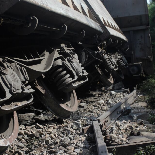 Шест вагона с въглища дерайлираха край София