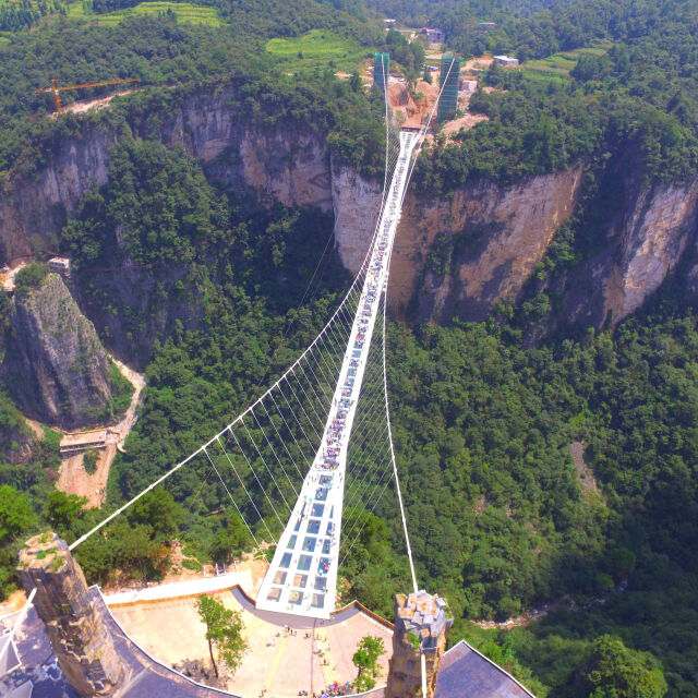 Стъкленият мост рекордьор в Китай се превърна в хит и изненада властите