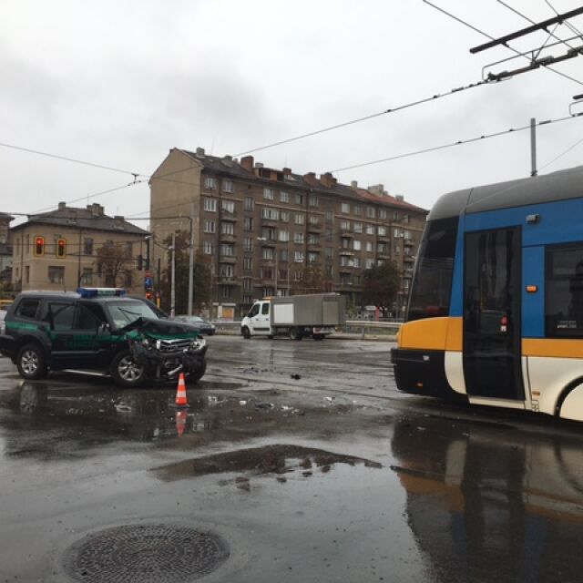 Трамвай удари джип в София, четирима пострадаха леко (СНИМКИ)